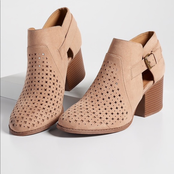 Maurices Shoes - NWOT tan heeled booties
